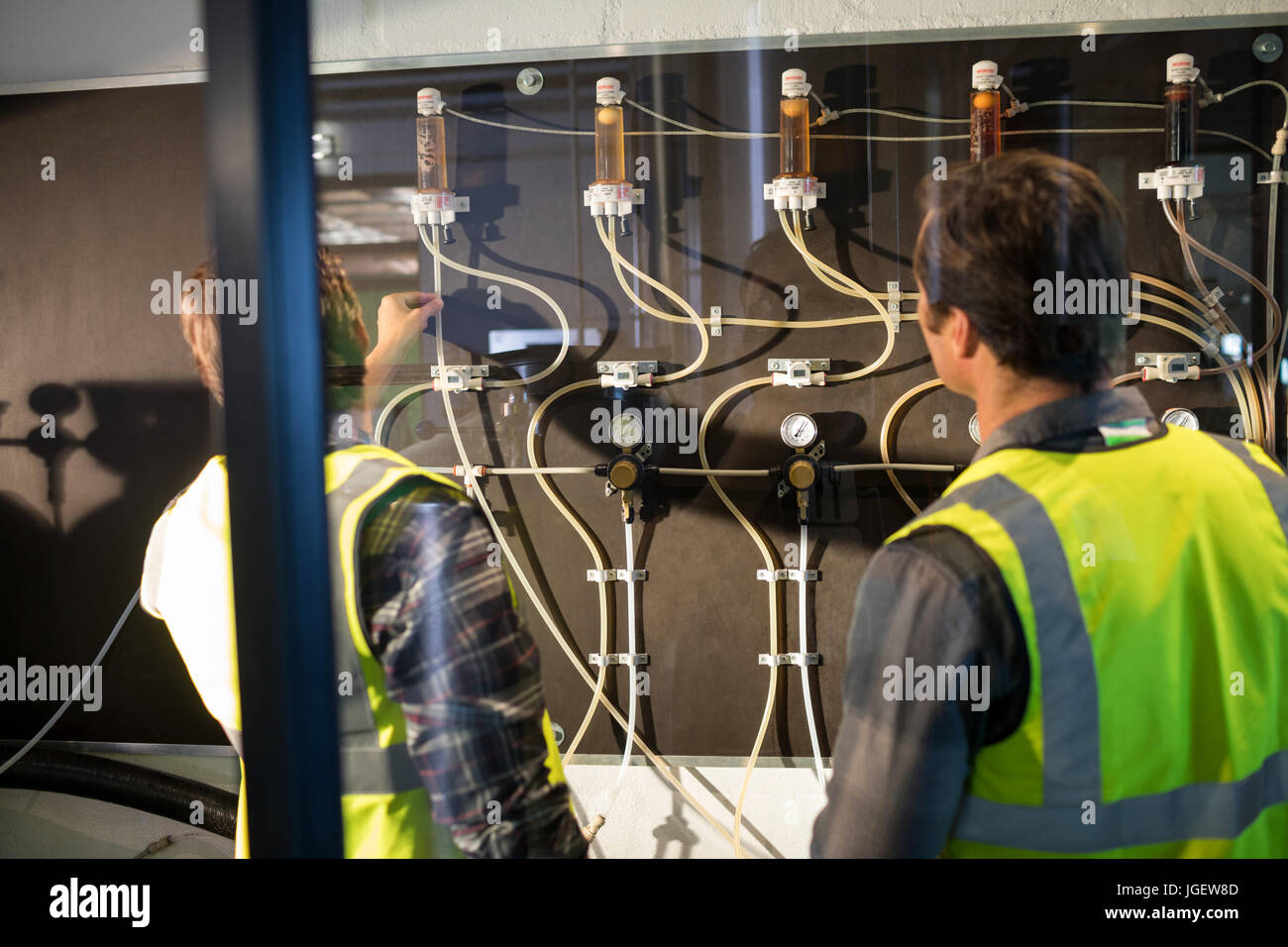 L'examen des travailleurs manomètre à Brewery Banque D'Images