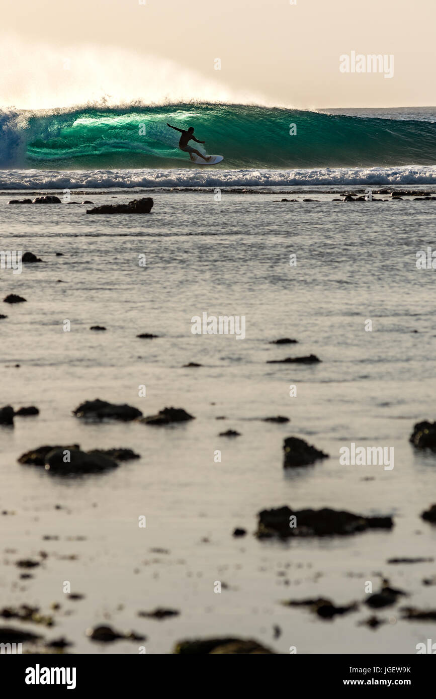 7 juin 2017 ; point de désert, Lombok, Indonésie. ; les surfeurs du monde entier profiter de la houle des vagues extrêmes du tube à ce monde à distance surf classe s Banque D'Images