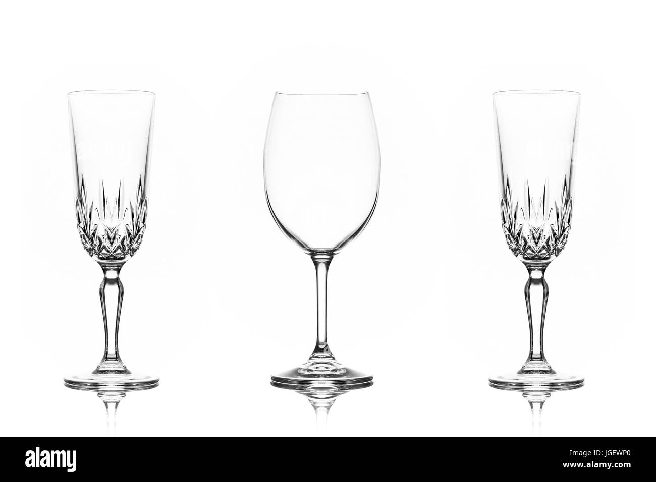 Un verre de vin et un verre de champagne de chaque côté isolé sur fond blanc Banque D'Images
