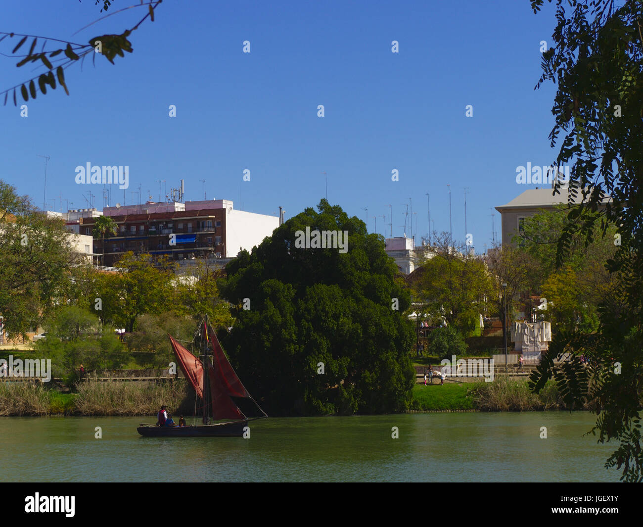 Séville, Espagne - 2 mars, 2017. Vieux sloot navigation sur le Guadalquivir Banque D'Images