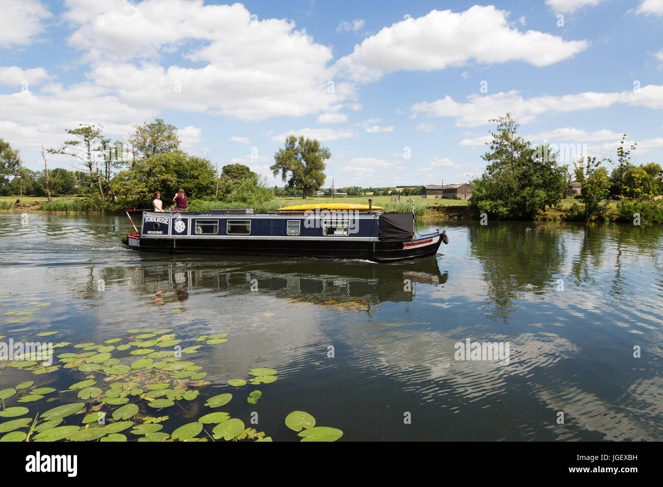 Bateau-canal Royaume-Uni ; personnes en vacances d'été dans un bateau-canal en été sur la Tamise à Wallingford, Oxfordshire Angleterre Royaume-Uni Banque D'Images