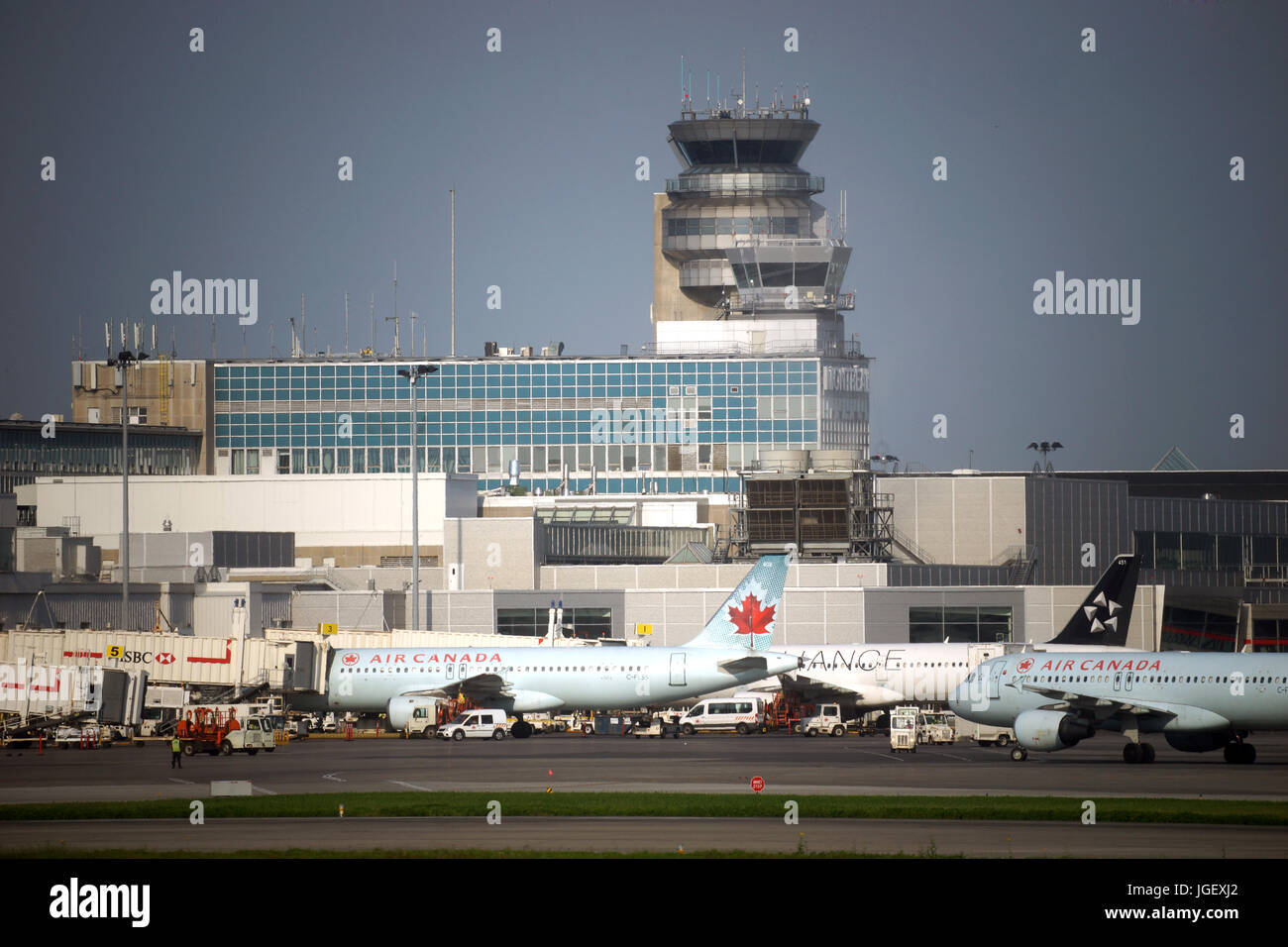 Montréal, Canada, 6 juillet,2017.Les tours de contrôle et le bâtiment principal de l'aéroport international Trudeau.Credit:Mario Beauregard/Alamy Live News Banque D'Images