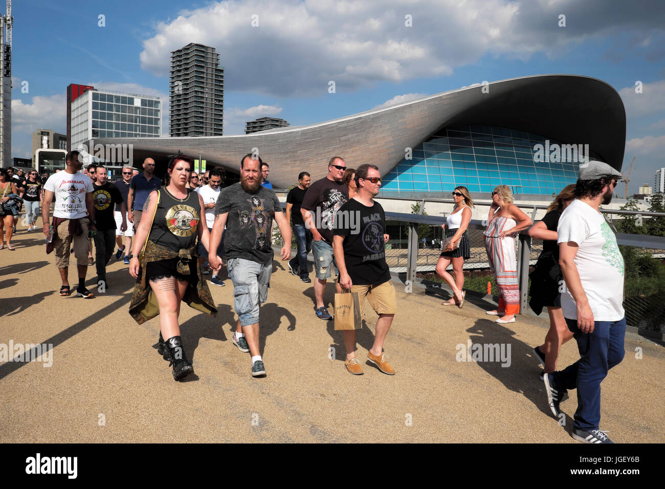 Guns N' Roses concert 2017 fans arrivent à l'entrée du Queen Elizabeth ...