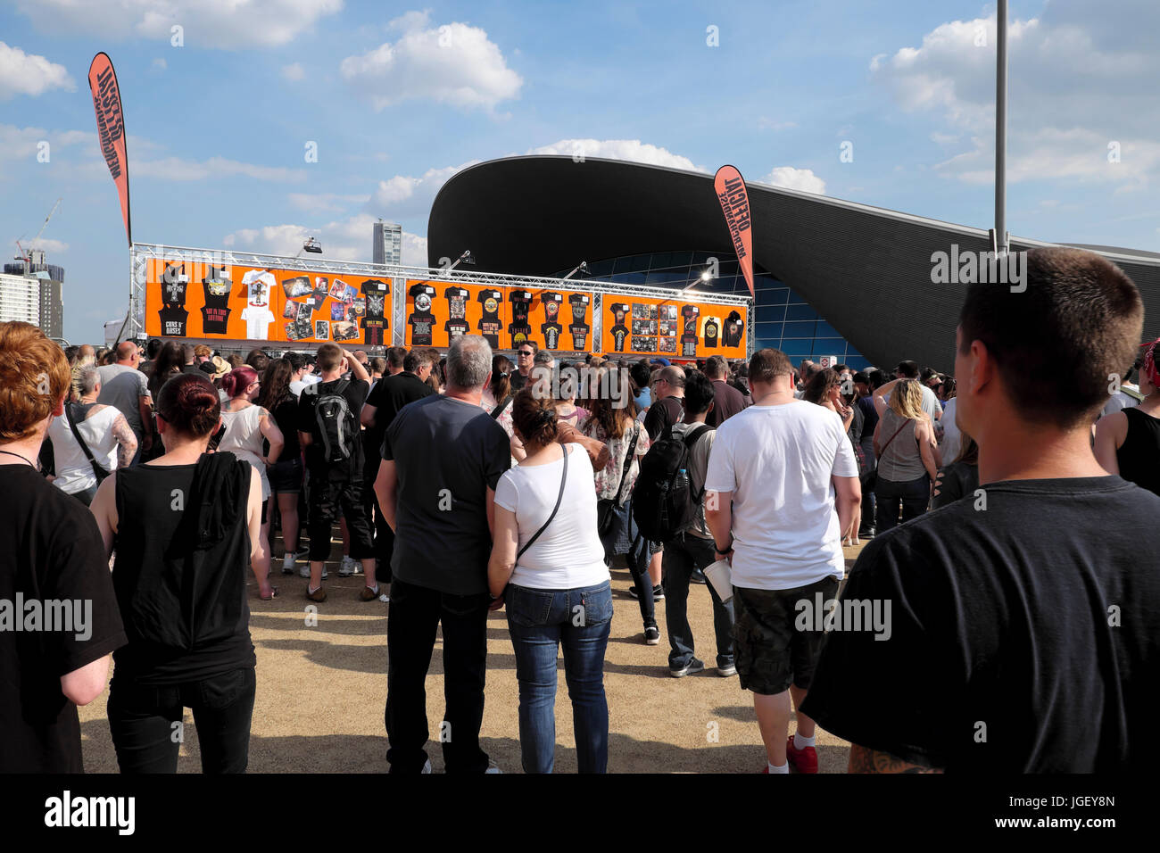 Guns N' Roses concert 2017 fans arrivent à l'entrée du Queen Elizabeth Olympic Park Stadium Stratford East London England UK KATHY DEWITT Banque D'Images