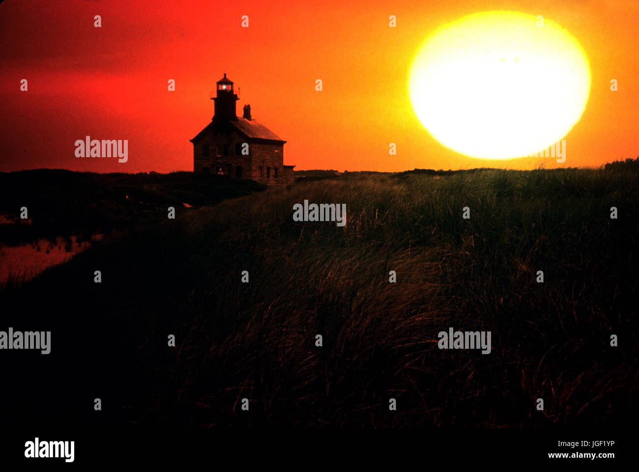 Lumière du Nord sur Block Island, Rhode Island. Un effet spécial image - image soleil combiné à l'image phare.Rhode Island, USA Banque D'Images