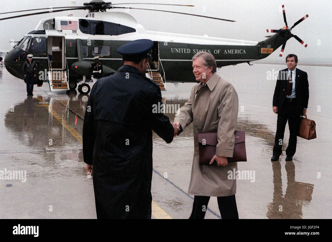 Le président Jimmy Carter, serre la main avec un officier de l'US Air Force après son départ. Banque D'Images