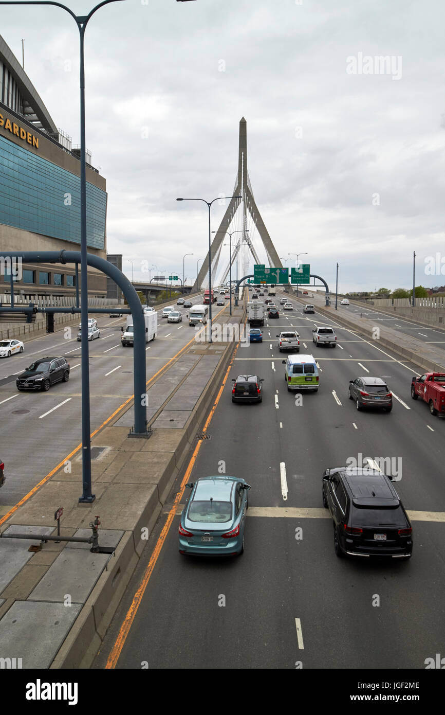 I-93 traversant au cours de la Boston leonard p zakim Bunker Hill Memorial Bridge Boston USA Banque D'Images