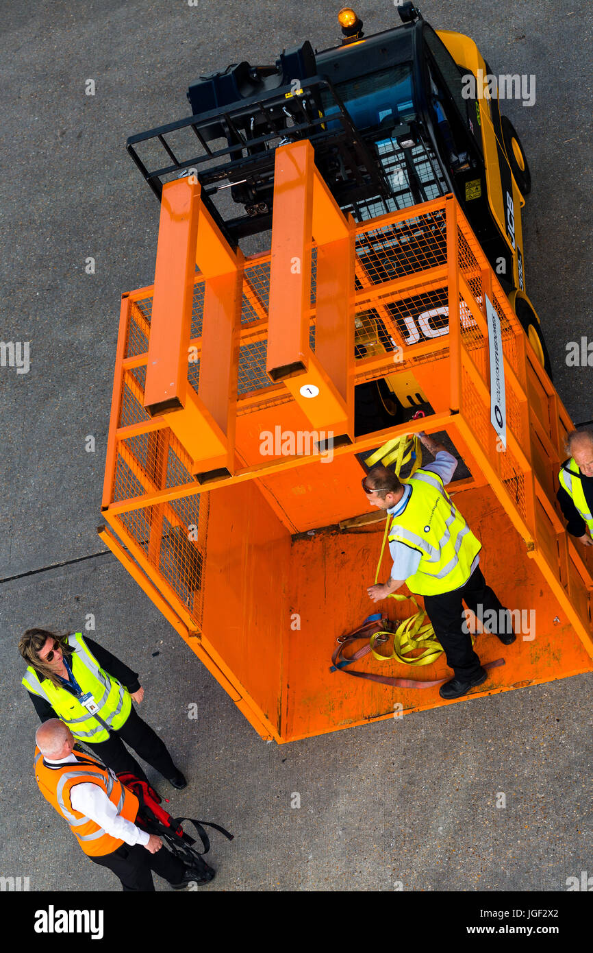 Le JCB Teletruk et cage de bagages en cours de préparation à l'emploi à quai. Les quais de Southampton. England UK Banque D'Images