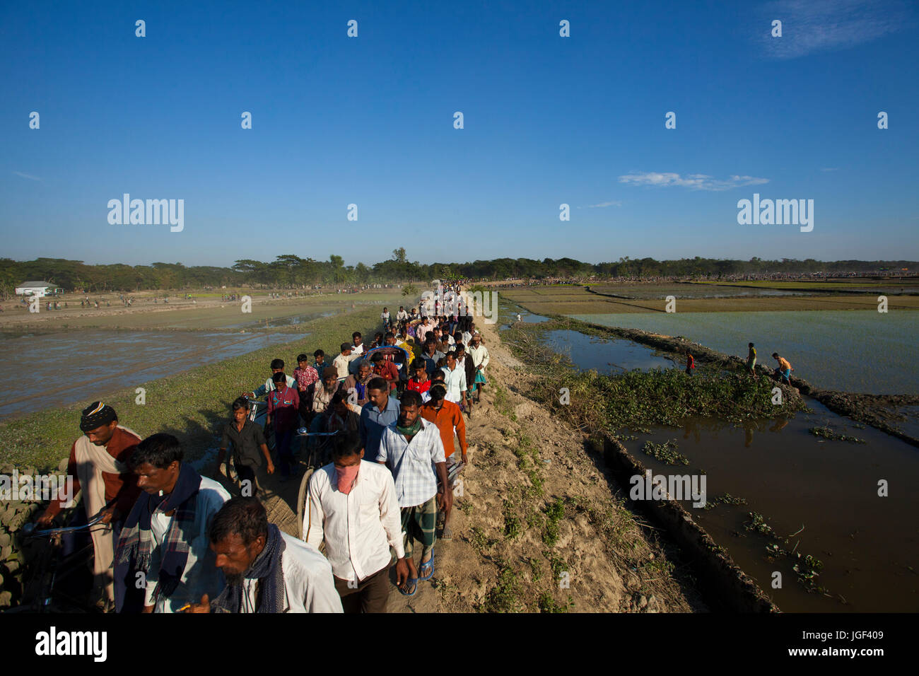 Les personnes qui arrivent à regarder la corrida. Netrokona, au Bangladesh. Banque D'Images
