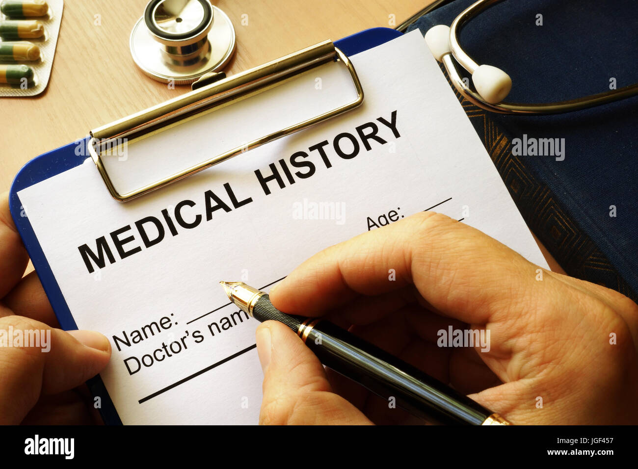 Formulaire d'antécédents médicaux dans un presse-papiers. Banque D'Images