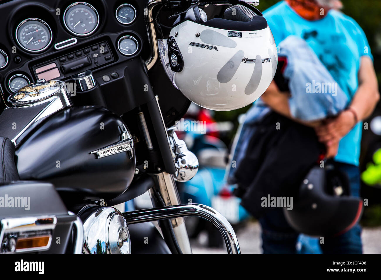 Casque blanc accroché au guidon d'une Harley Davidson Electra Glide. Banque D'Images
