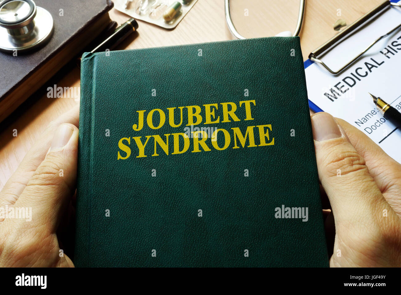 Réservez avec le titre Le Syndrome de Joubert sur une table. Banque D'Images