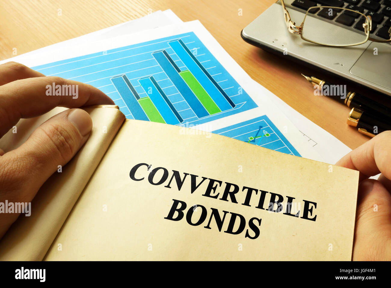 Livre avec la page à propos d'obligations convertibles. Banque D'Images