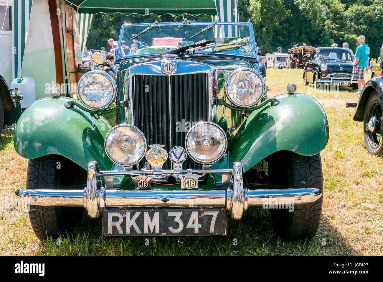 Voiture Classique MG TD 1954, open top, de la racing green, au rallye de la vapeur entre 2 lacs Banque D'Images