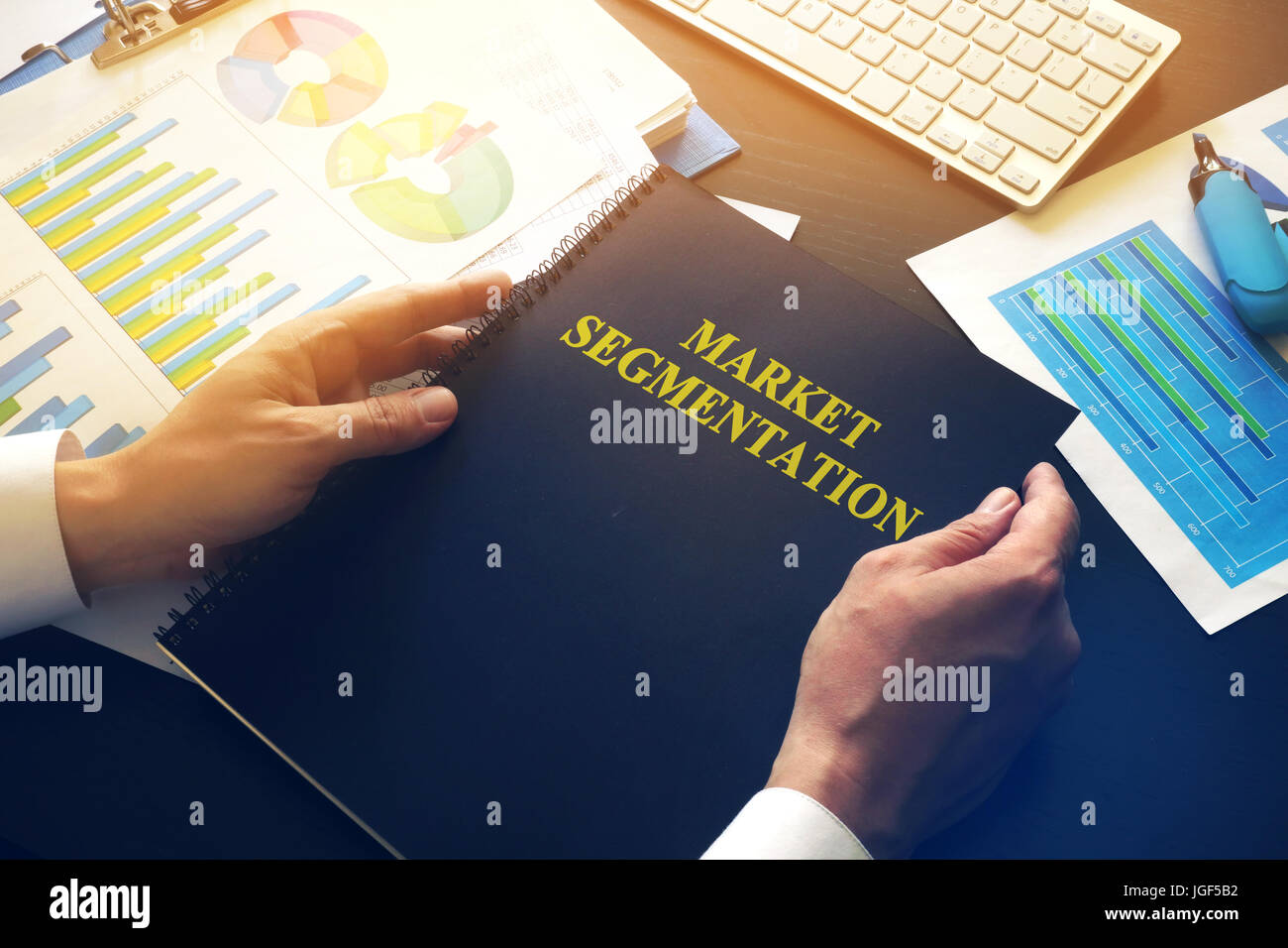 Livre Marketologist en tenant avec nom segmentation du marché. Banque D'Images