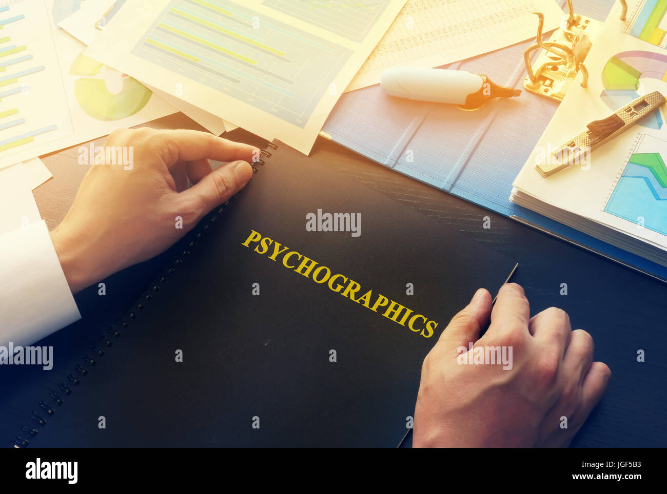 Manager en tenant livre avec nom psychographie. Banque D'Images