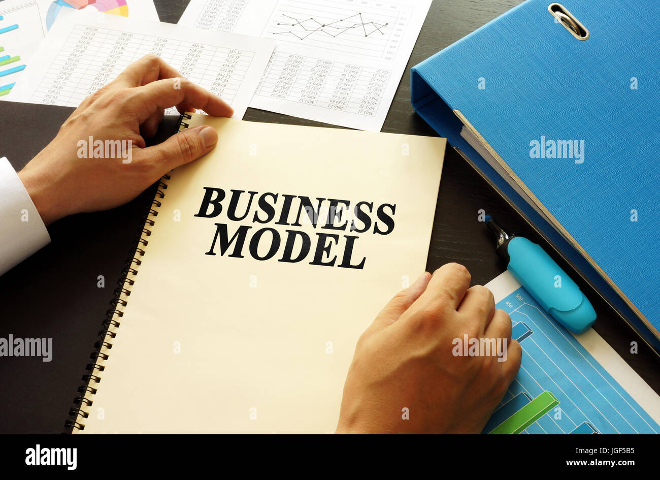 Businessman taking document avec le nom de modèle d'affaires. Banque D'Images