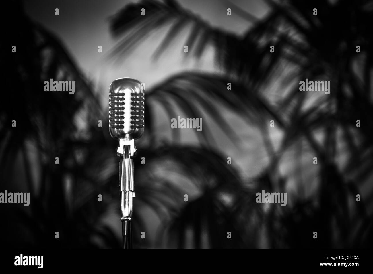 Old fashioned retro microphone pour live music singer, aucun peuple, vintage noir et blanc Banque D'Images