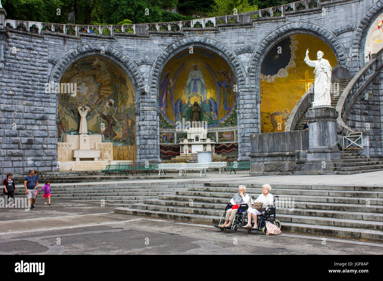 Deux vieilles dames dans le sanctuaire de Notre Dame de Lourdes Banque D'Images