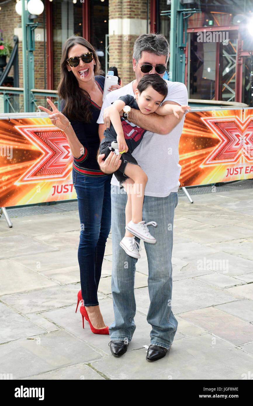 Simon Cowell avec Lauren Silverman et son fils Eric Cowell X Factor à filmer à quai du tabac, Wapping Lane, London. Banque D'Images