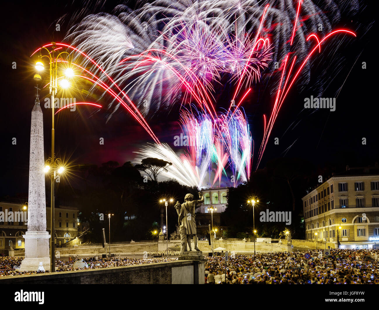 D'artifice sur la Piazza del Popolo à Rome, à l'occasion du saint patron, Pierre et Paul. Banque D'Images