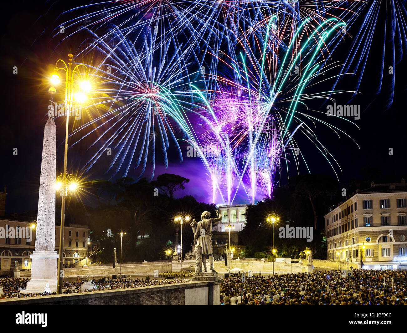 D'artifice sur la Piazza del Popolo à Rome, à l'occasion du saint patron, Pierre et Paul. Banque D'Images