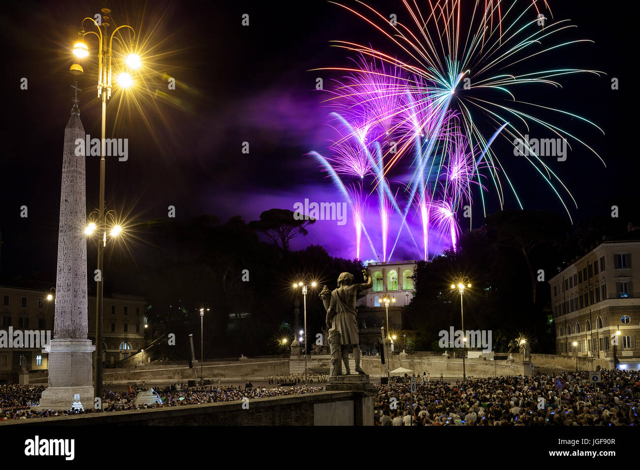 D'artifice sur la Piazza del Popolo à Rome, à l'occasion du saint patron, Pierre et Paul. Banque D'Images