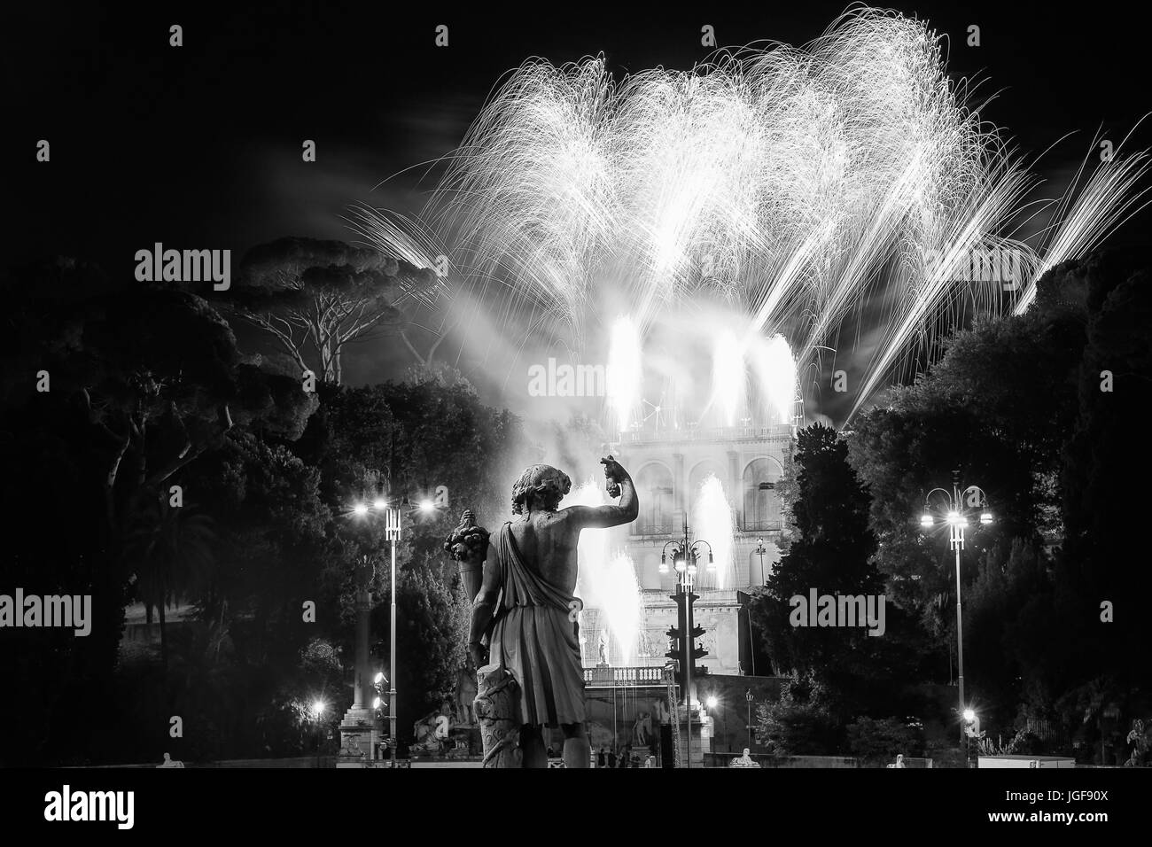 D'artifice sur la Piazza del Popolo à Rome, à l'occasion du saint patron, Pierre et Paul. Banque D'Images
