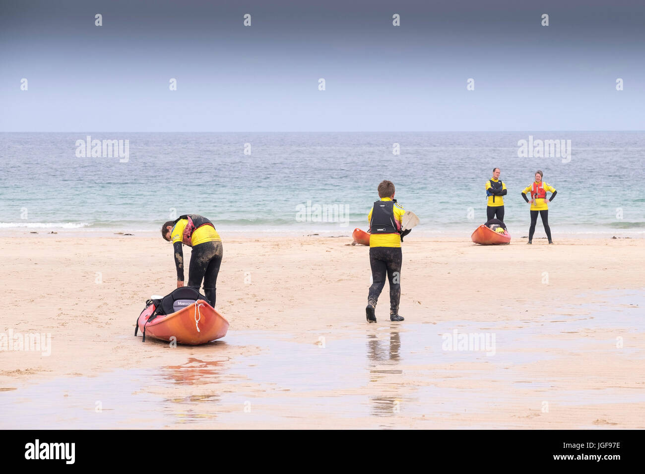 Les gens sur une plage. L'activité de plage à Harlyn Bay sur la côte nord des Cornouailles. Banque D'Images