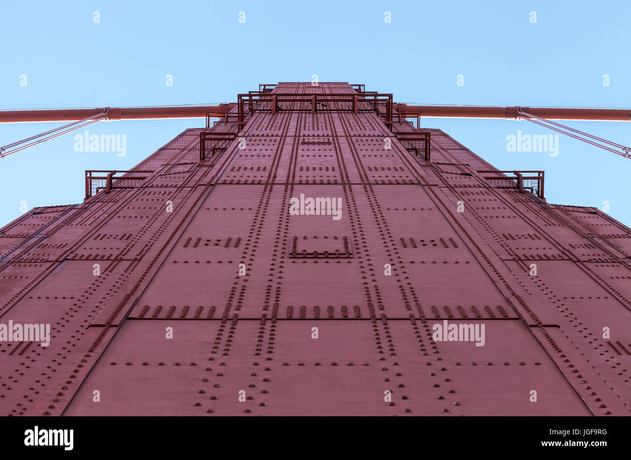 Un résumé tiré sur le golden gate bridge tower à San Francisco, Californie, USA Banque D'Images