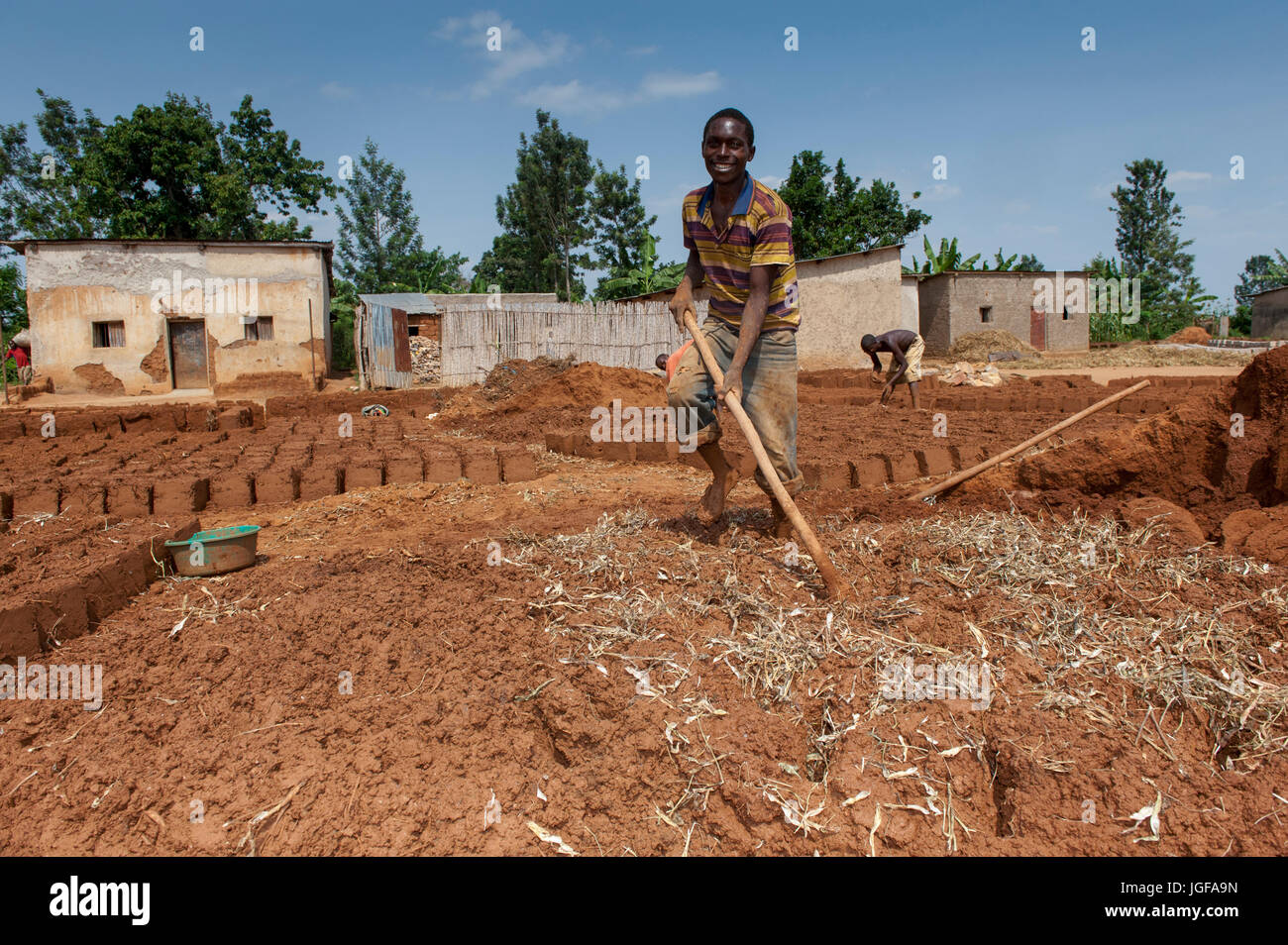 La fabrication de briques d'argile et de paille dans un village rwandais. Le Rwanda. Banque D'Images