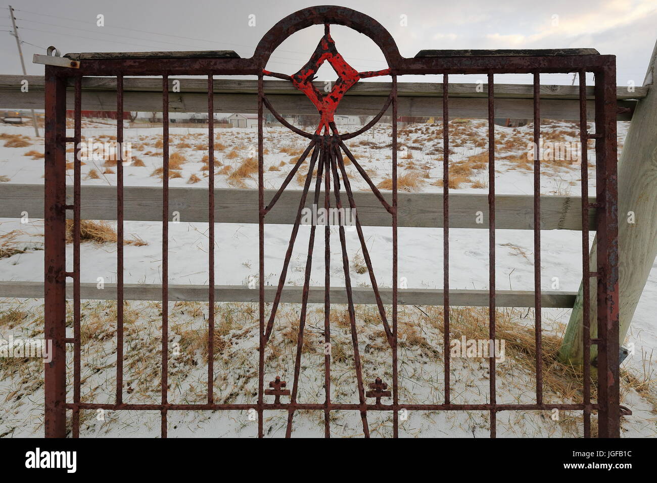 Ouvrir la porte de fer rouillé un boîtier s'appuyant sur la palissade en bois d'un terrain couvert de neige-isolé parmi les maisons de ville. Nordmela-Andoy kommune-Andoya- Banque D'Images