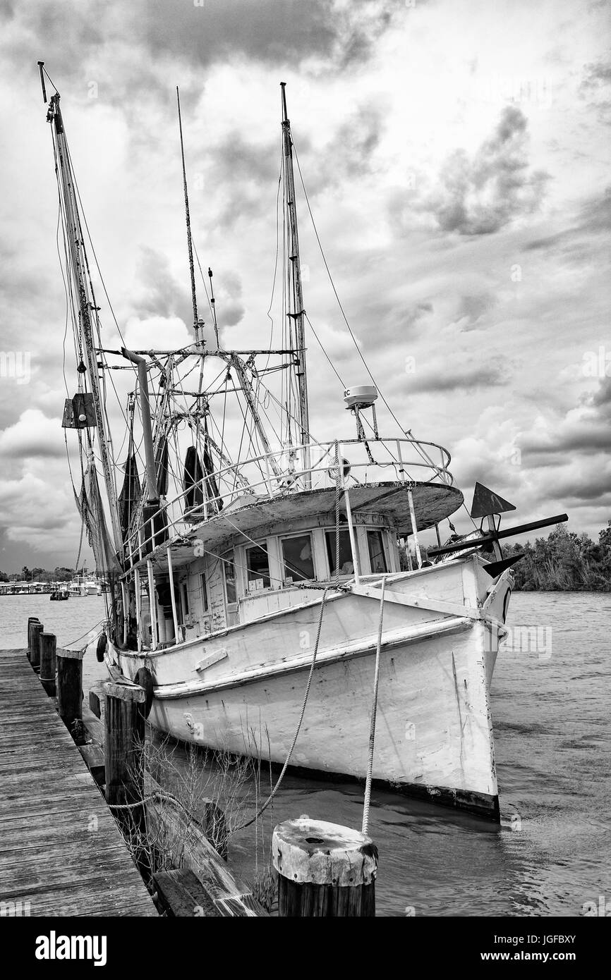 Iberia Parish, Louisiane, Canal Delcambre aka Bayou Carlin, ancien bateau de pêche commerciale en bois, monochrome Banque D'Images