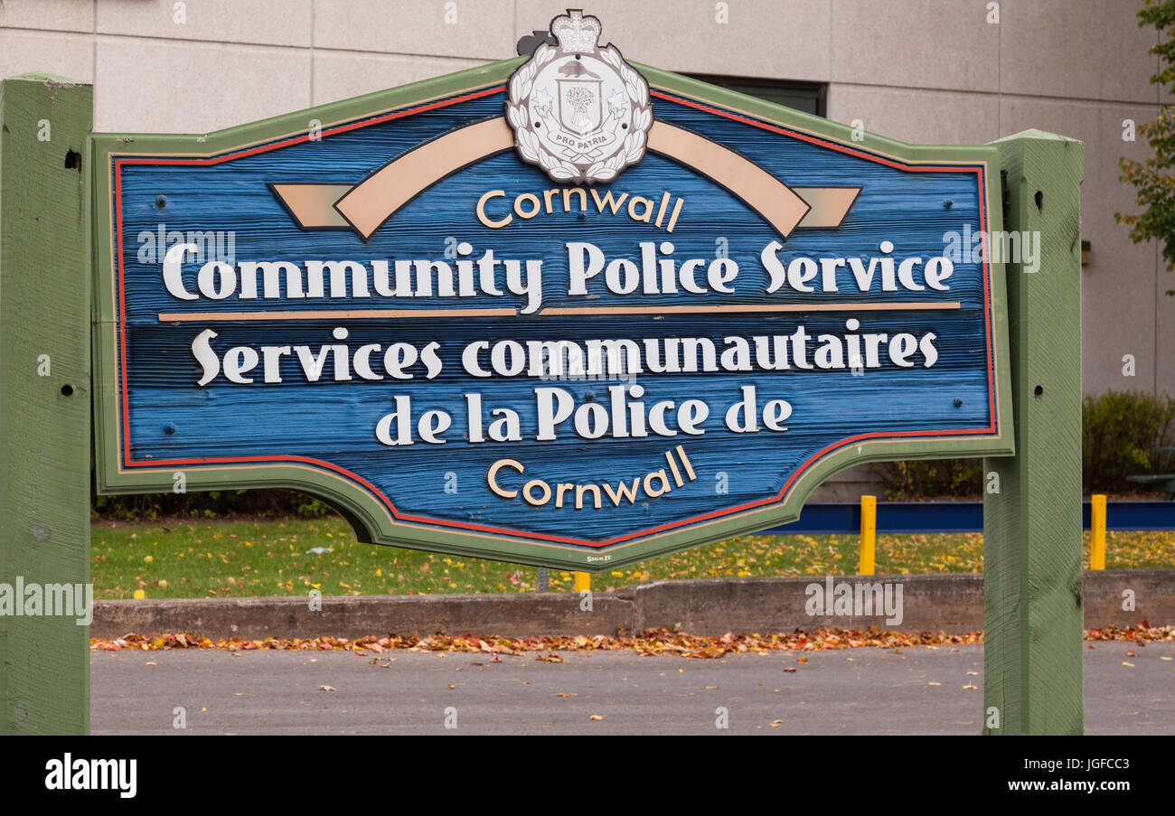 Un signe pour le Service de police communautaire de Cornwall le long de la rue Pitt à Cornwall, Ontario, Canada. Banque D'Images