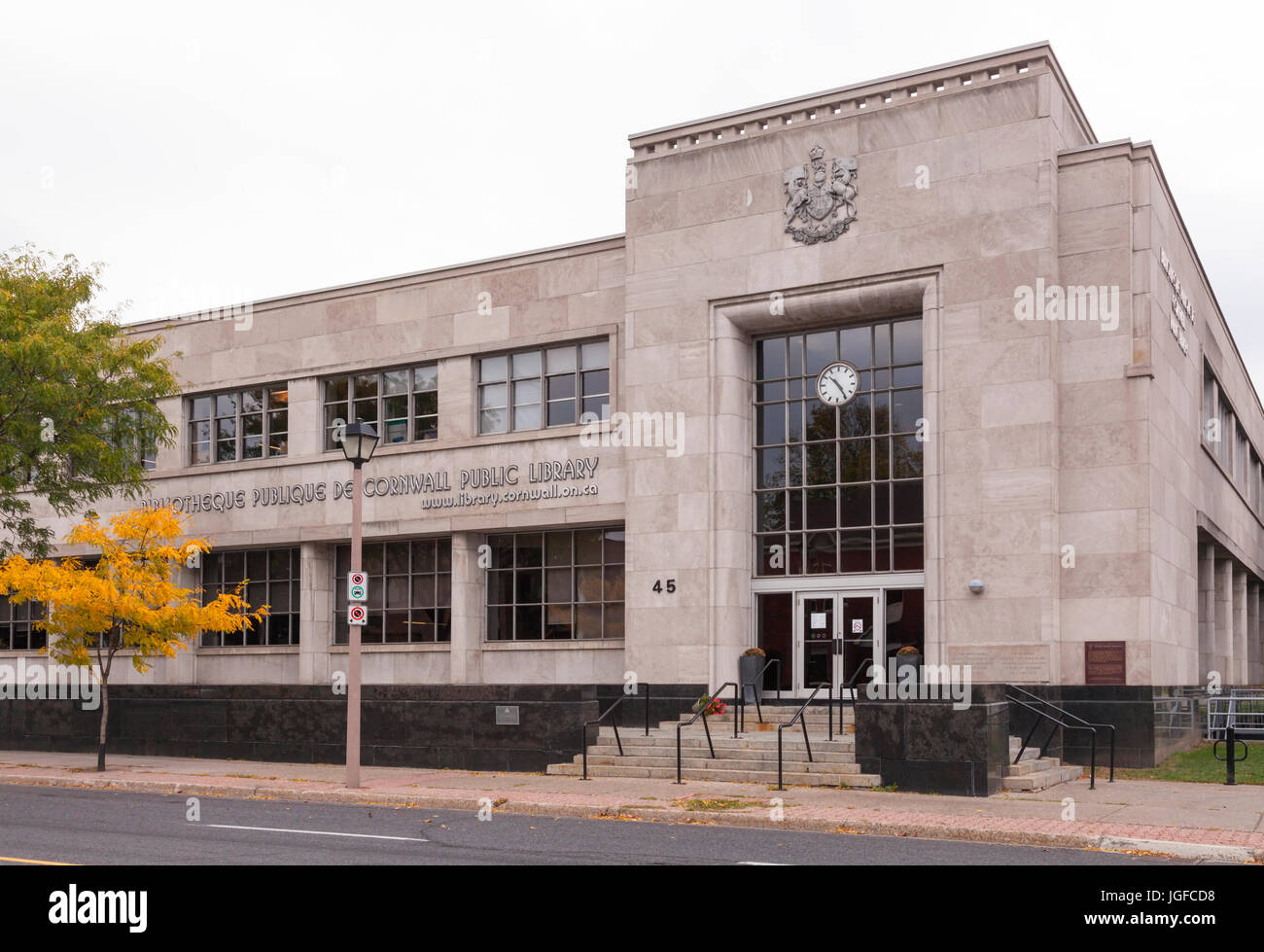 L'avant du bâtiment de la Bibliothèque publique de Cornwall à Cornwall, Ontario, Canada. Banque D'Images