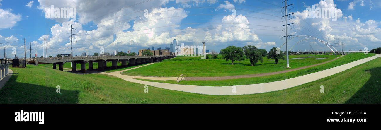 Vue panoramique de storm clouds over Dallas de Trinity River donnent sur parc, Hunt-Hill pont (L), du Commerce St pont (CL) et pont McDermott (R) Banque D'Images