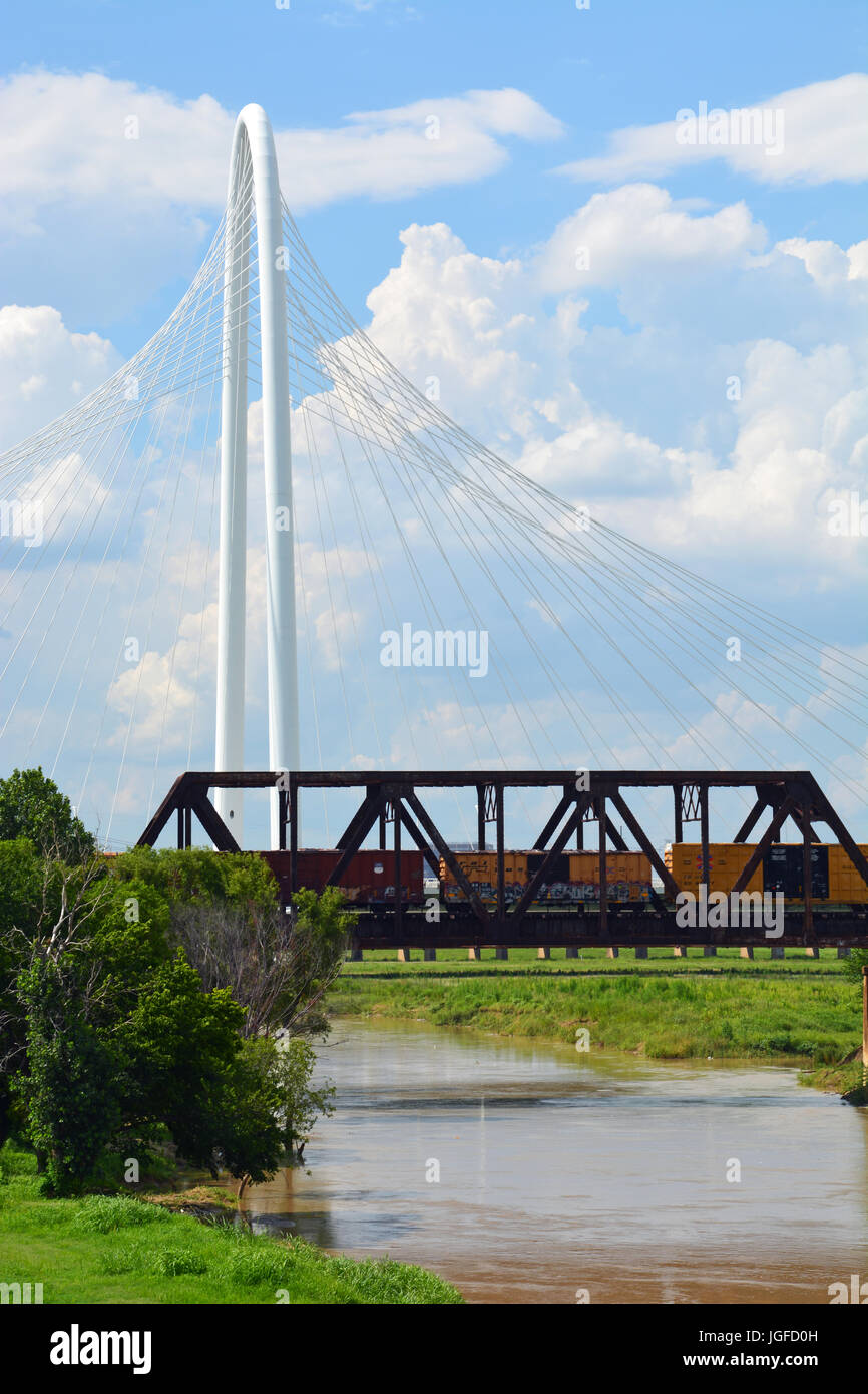 Nuages de tempête de recueillir plus de la Margaret Hunt-Hill et la Union Pacific RR ponts sur la rivière Trinity juste au sud et à l'ouest du centre-ville de Dallas Banque D'Images