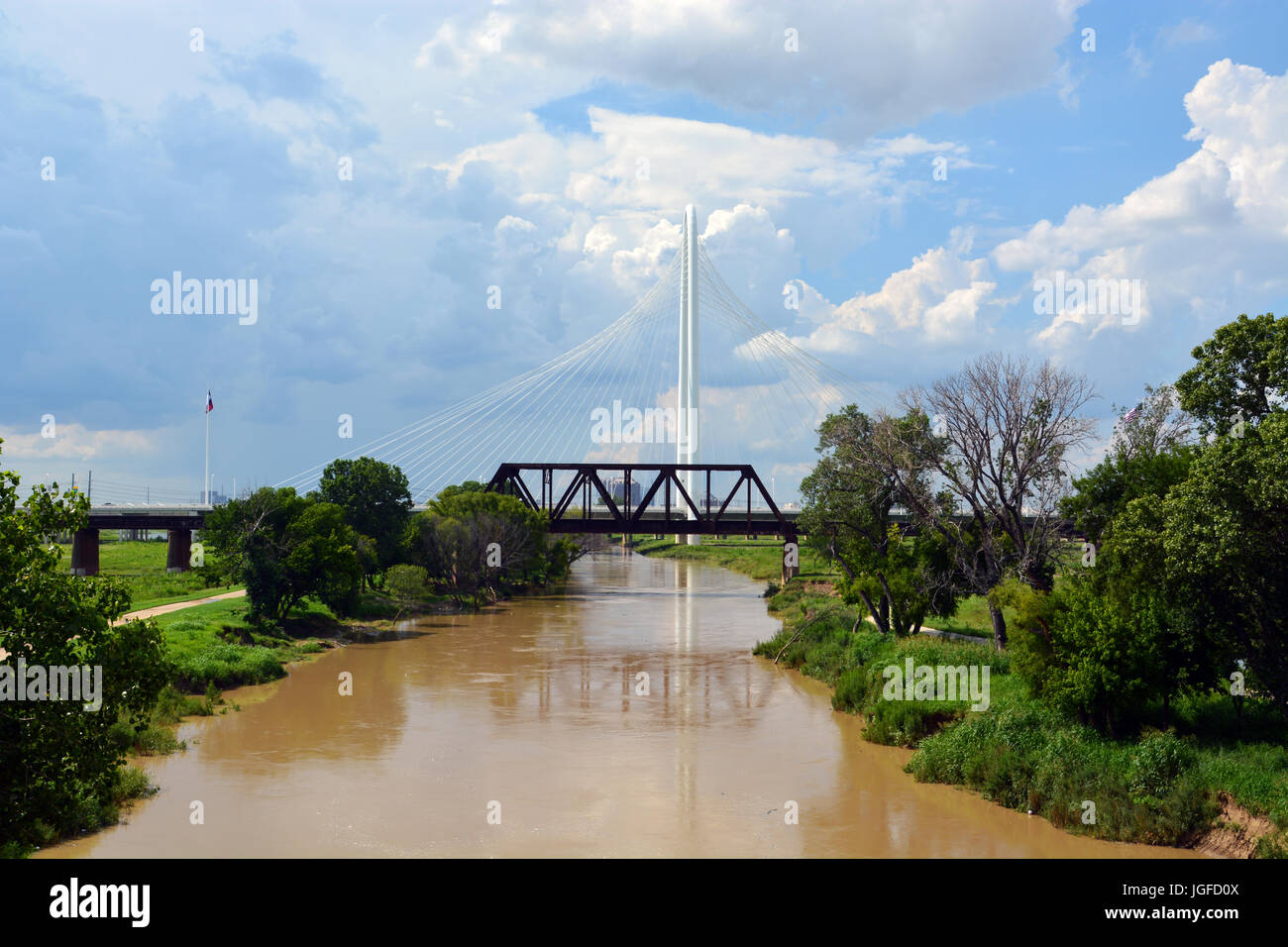 Nuages de tempête de recueillir plus de la chasse au phoque - Margaret Hill et la Union Pacific rr ponts sur la rivière Trinity juste au sud et à l'ouest du centre-ville de Dallas Banque D'Images