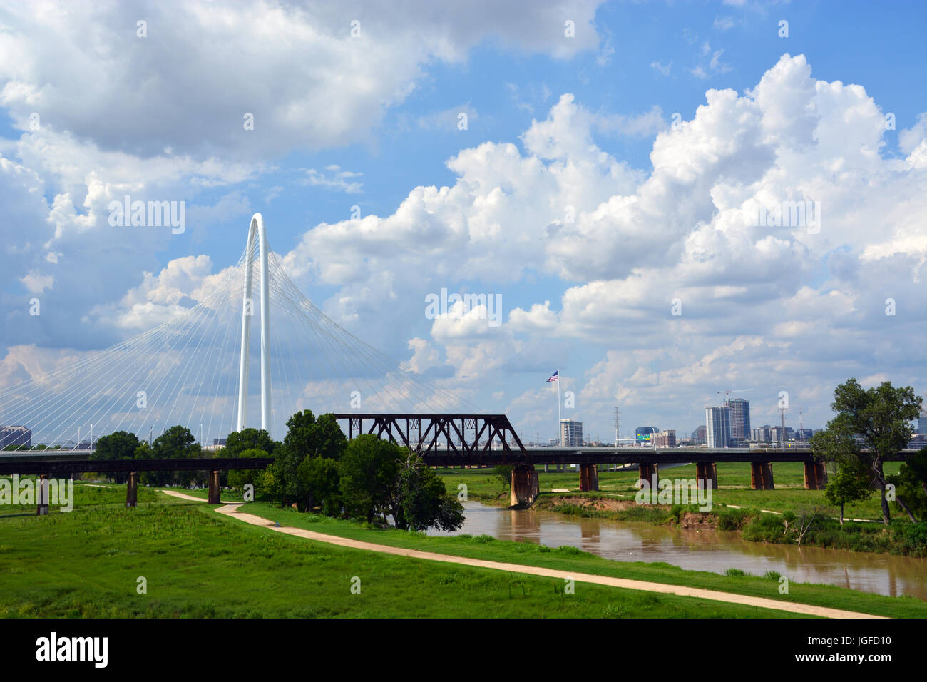 Nuages de tempête de recueillir plus de la Margaret Hunt-Hill et la Union Pacific RR ponts sur la rivière Trinity juste au sud et à l'ouest du centre-ville de Dallas Banque D'Images