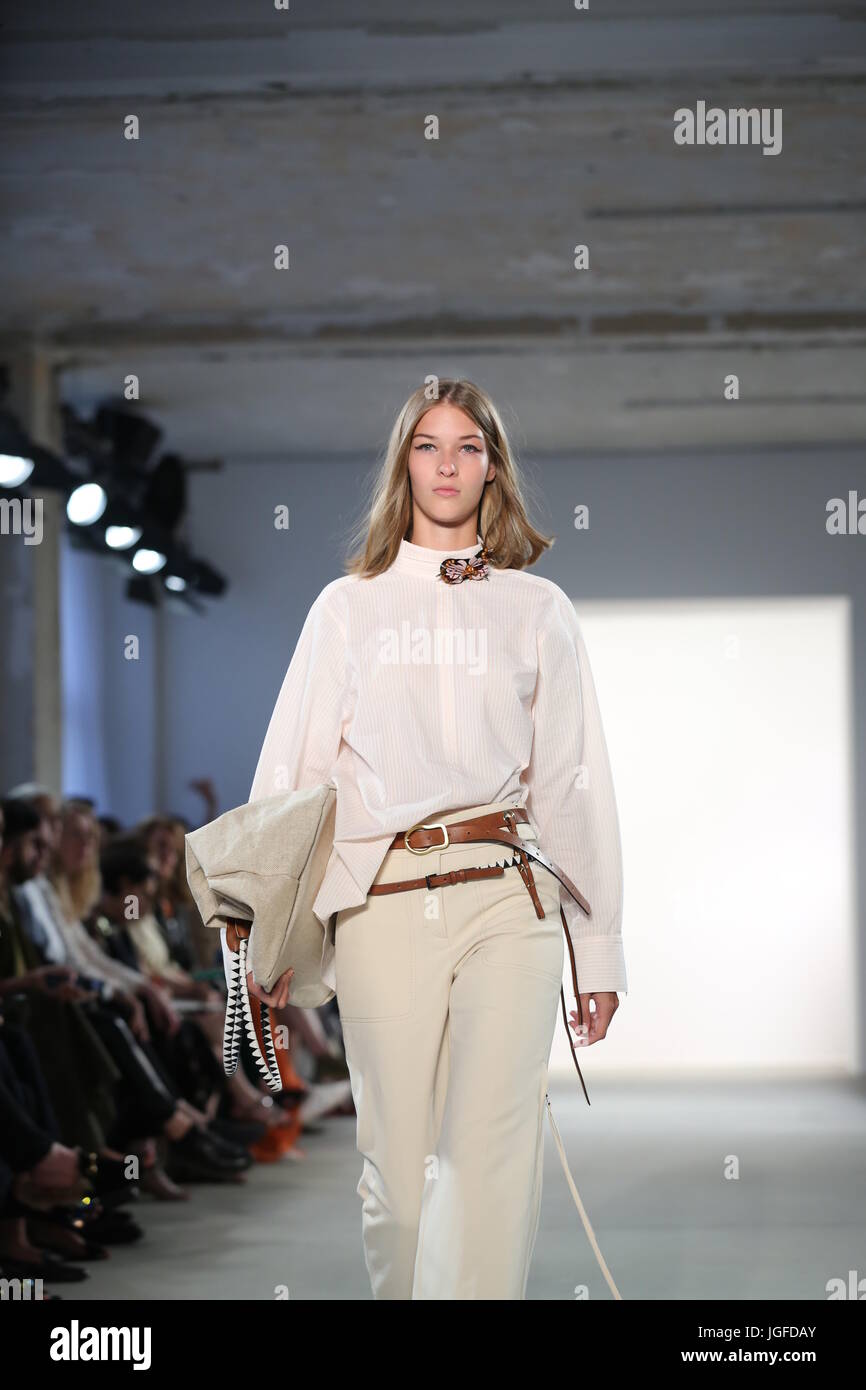 Berlin, Allemagne. Le 06 juillet, 2017. La photo montre les modèles avec l'Dorothee Schuhmacher collection sur le catwalk. Credit : Simone Kuhlmey/Pacific Press/Alamy Live News Banque D'Images