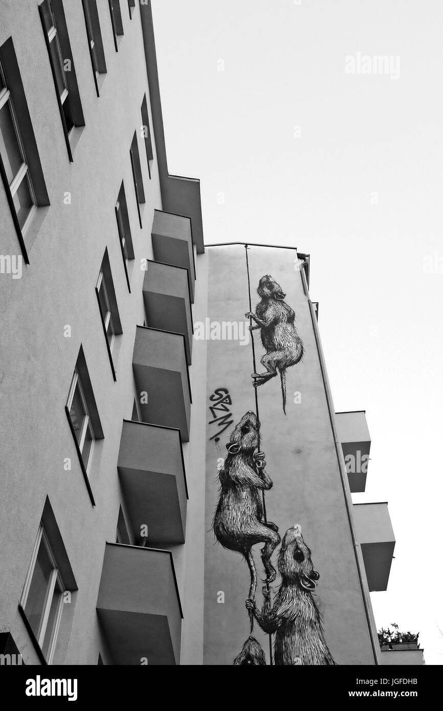 Graffiti de l'escalade des rats le côté d'un bloc d'appartement sur Schonhauser Alle à Berlin, Allemagne. Banque D'Images