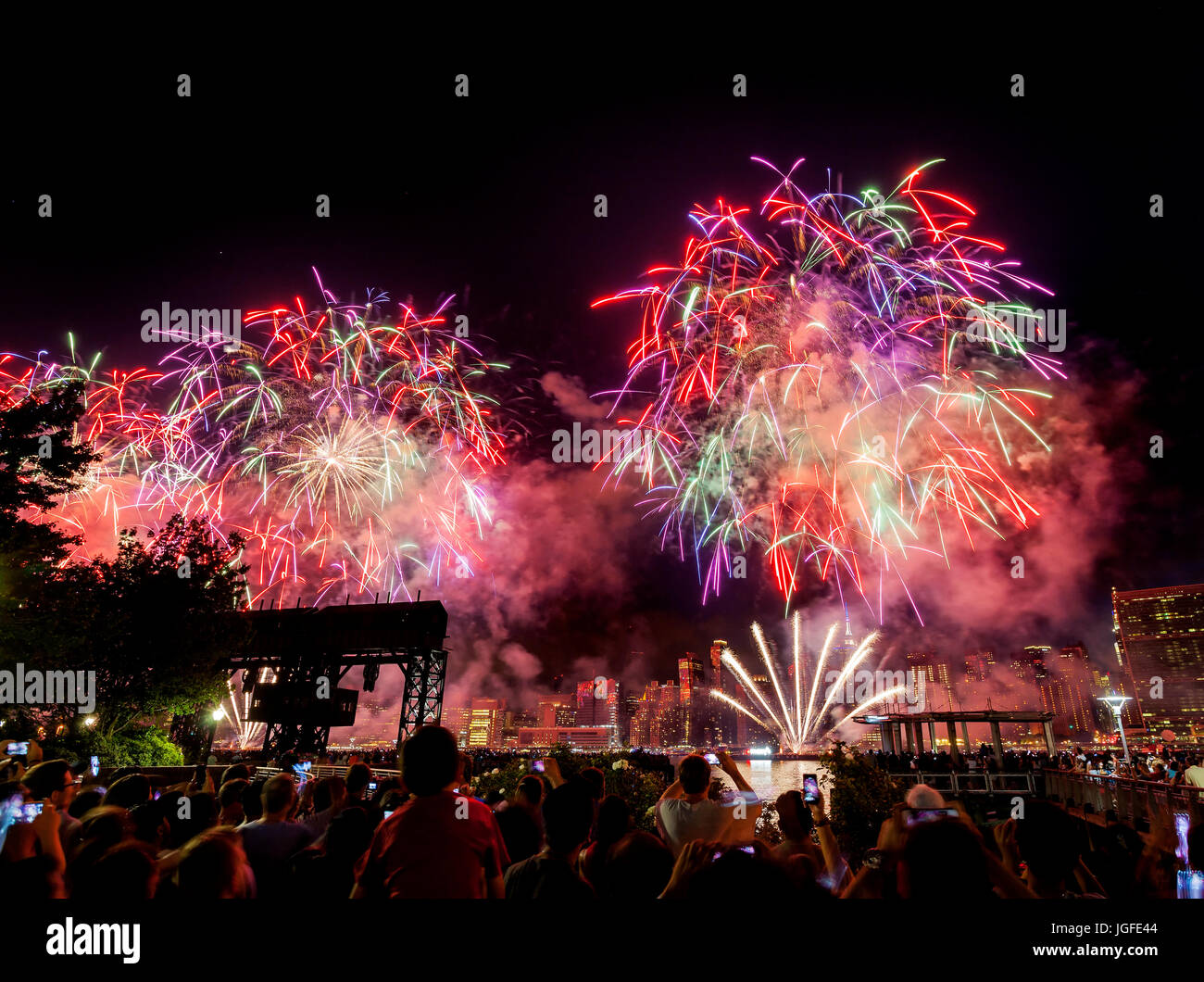 D'artifice de New York le 4 juillet 2017, l'East River, vue de Long Island Banque D'Images