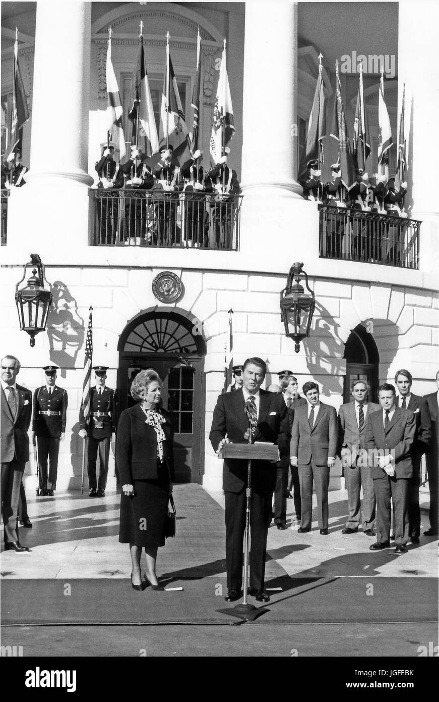 Le président des États-Unis Ronald Reagan et le premier ministre Margaret Thatcher de Grande-Bretagne publier une déclaration commune à l'extérieur de la valise diplomatique Entrée de la Maison Blanche après leurs 2 heures de réunion à Washington, le Mercredi, Février 20, 1985. Thatcher était mort d'un coup à 87 le lundi 8 avril 2013,..Credit : Arnie Sachs / CNP/ MediaPunch Banque D'Images