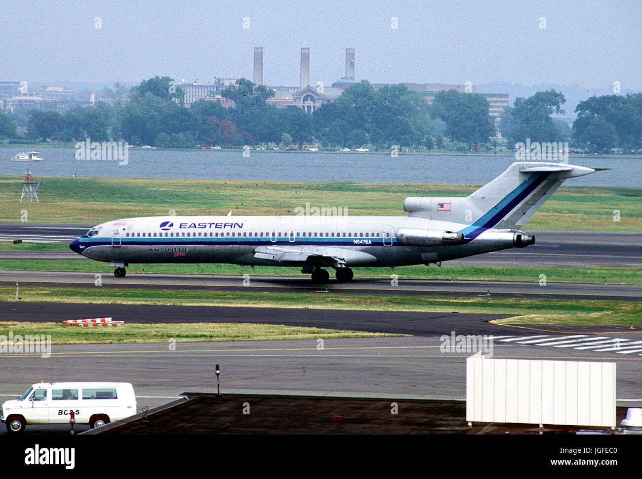 Washington, D.C. - (dossier) -- les opérations de vol à l'Aéroport National Ronald Reagan de Washington, D.C. le dimanche, Août 2, 1987 à partir de la plate-forme de métro. L'avion sur la photo appartient à une compagnie aérienne qui n'est plus en exploitation. La Eastern Air Lines avions, un Boeing 727, a été effectué dans le cadre de leur service de navette aérienne entre Washington et New York. En 1989, la navette de l'Est a été vendue à Donald Trump, qui l'a rebaptisé la Trump Shuttle. Elle a fonctionné jusqu'en avril 1992, lorsqu'il a été acquis par US Airways. .Credit : Ron CNP/MediaPunch / Sachs Banque D'Images