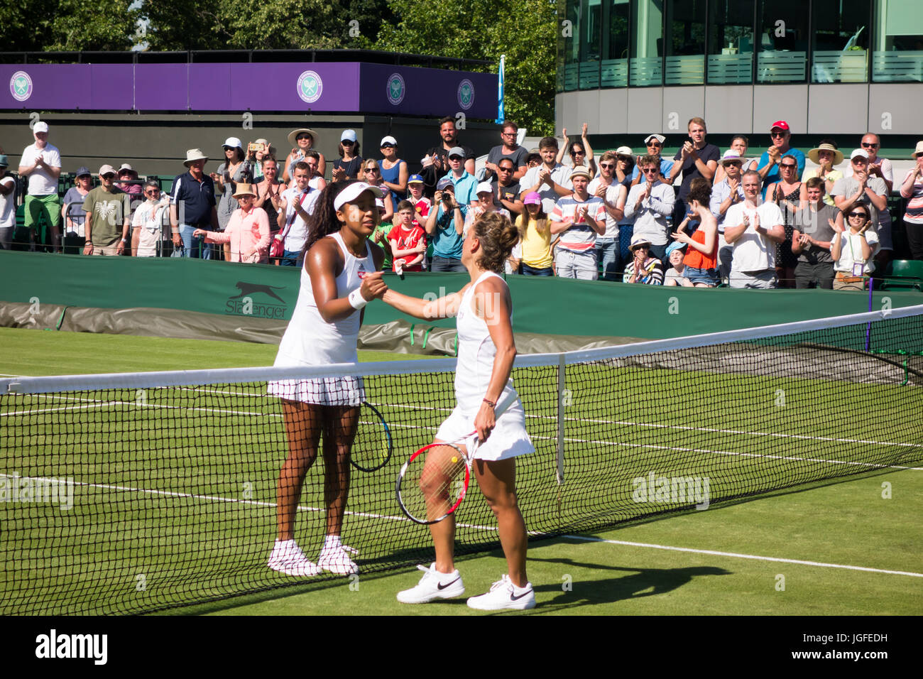 Londres - 5 juillet 2017 : Naomi Osaka, serre la main avec Barbora Strycova après leur match au jour 3 de Wimbledon 2017. Banque D'Images