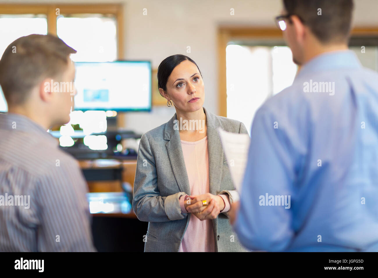 Business people talking in office Banque D'Images