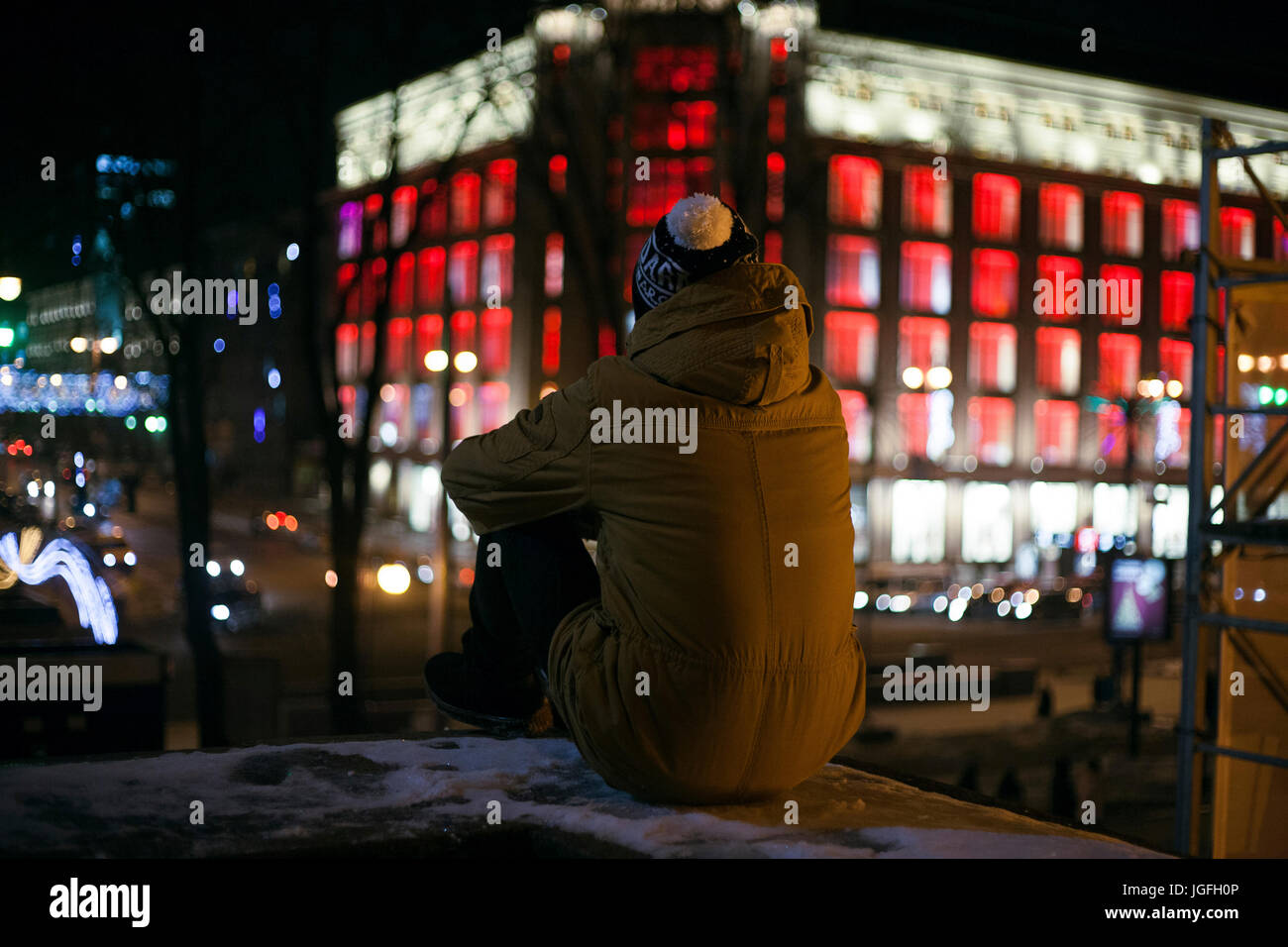 Manteau Noir homme portant un chapeau et en ville la nuit Banque D'Images