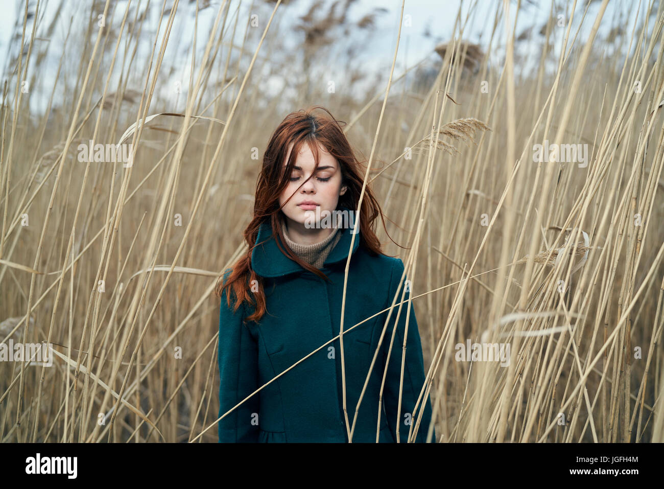 Caucasian woman standing in field with eyes closed Banque D'Images