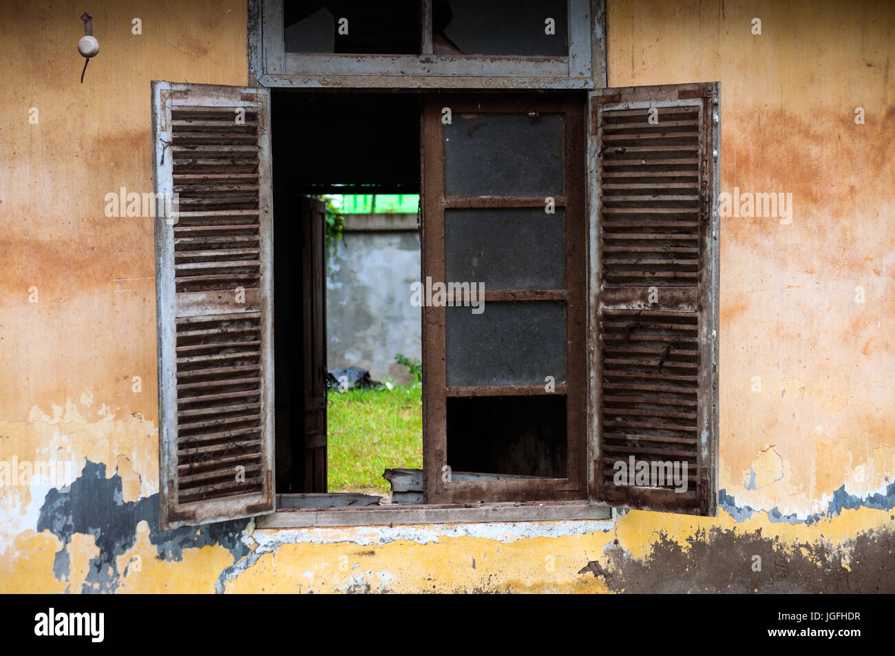Ancien bâtiment colonial français avec des fenêtres à volets, Phanom Penh Road, Vientiane, Laos Banque D'Images