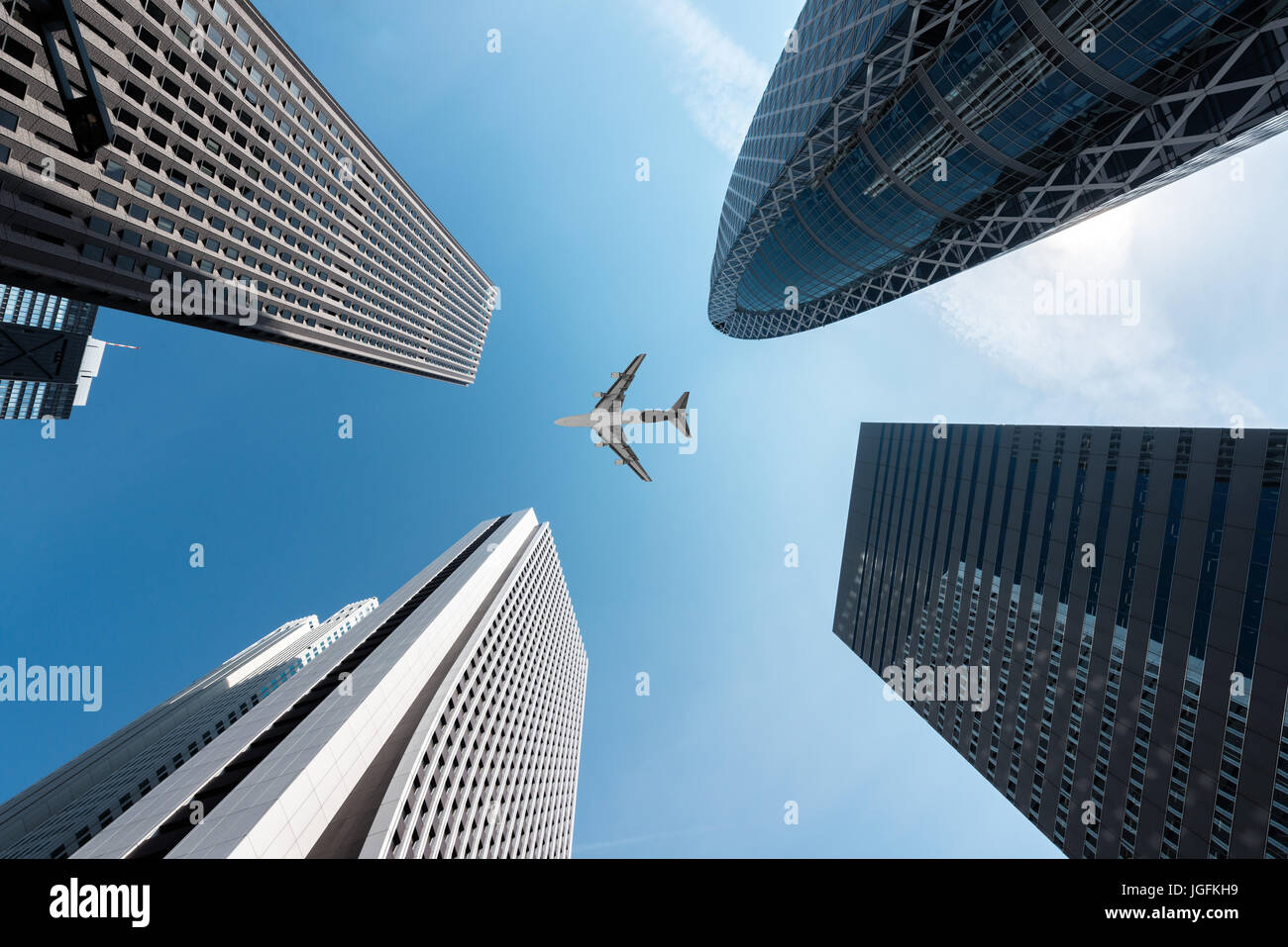 Bâtiments gratte-ciel de Tokyo et d'un avion volant au-dessus du centre-ville de Shinjuku à Tokyo, dans le quartier des affaires dans la région de matin à Tokyo, Japon. Banque D'Images